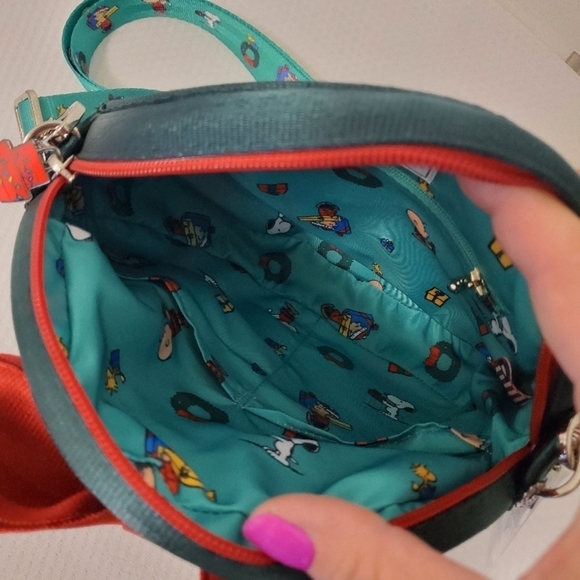 NWT Harveys Peanuts Snoopy Green Crossbody Bag, Festive Fun Unique - Picture 9 of 15